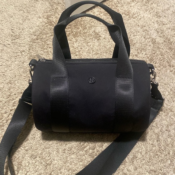 Lulu lemon barrel bag - Picture 1 of 3